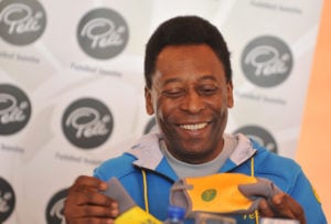 Internado, Pelé diz se sentir “forte” e “com muita esperança”