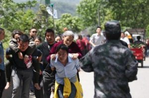 Ao menos 124 mortos e milhares de feridos em terremoto na China
