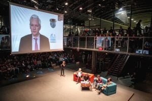 Assange elogia Dilma, pede asilo a militante e  condena EUA