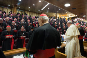 Católicos acompanham com expectativa primeiro sínodo sob Francisco