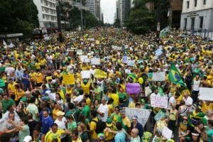 Dilma enfrenta novos protestos neste domingo