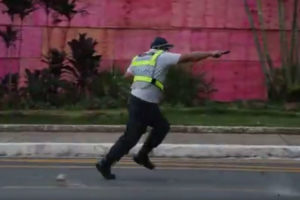Policiais usam arma de fogo contra manifestantes em Brasília