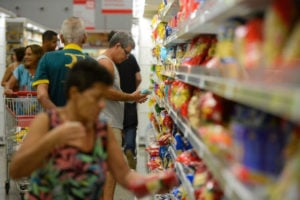 Disparada nos preços de alimentos é um desafio para o novo governo