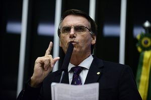 Bolsonaro elogia militares da Ditadura e brada: “Esquerda nunca mais”