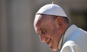 Papa Francisco defende pacto sobre migração que Bolsonaro quer acabar