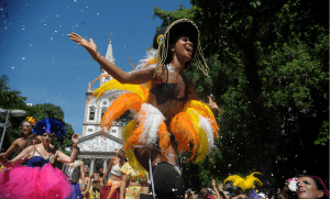 Carnaval como forma de protesto: os blocos que pulam e fazem política