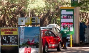 Petrobras anuncia redução no preço da gasolina para as distribuidoras