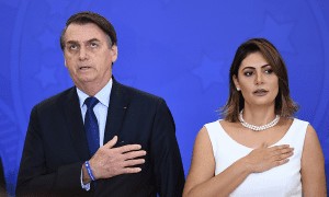 Movimento no Twitter cobra Bolsonaro por depósitos de Queiroz em conta de Michelle
