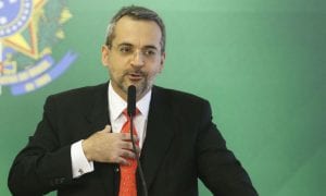 Weintraub diz que pedirá desculpas se China fornecer respiradores ao Brasil