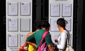 Desemprego recua para 12% mas rendimento cai, diz IBGE