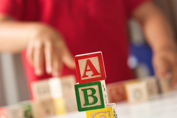 Jogo de educação para crianças adivinhar as letras da palavra