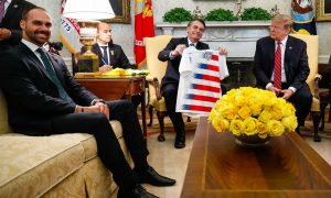 Eduardo Bolsonaro e Ernesto Araújo vão aos EUA “agradecer” Trump