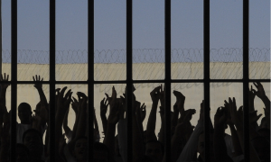 Liberar porte de 25g de maconha tiraria 42 mil pessoas da prisão, aponta Ipea