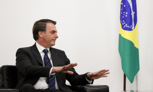 Bolsonaro diz que só aceitará ajuda do G7 se Macron pedir desculpas