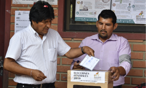 Bolívia aguarda resultado de eleição que aponta tendência de 2º turno