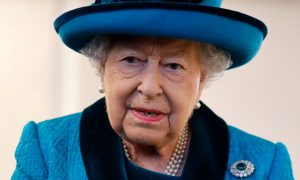 Rainha Elizabeth II está com Covid-19 e sintomas 'leves'