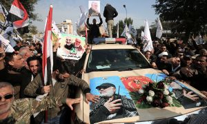 Aos gritos de “morte aos EUA”, milhares vão ao funeral de Qasem Soleimani