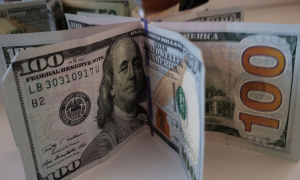 Dólar bate novo recorde e fecha a R$ 5,84, após corte de juros