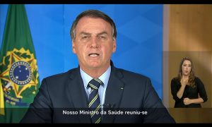 Na TV, Bolsonaro acusa imprensa de histeria e pede fim de quarentena