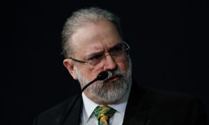 Blindagem de Aras a Bolsonaro provoca clima de levante interno no MPF