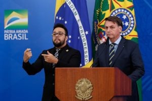 Confuso e amedrontado, Bolsonaro apresenta o novo ministro da Saúde e espalha mais mentiras