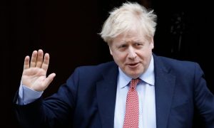 Sob pressão, Boris Johnson demite aliado e se recusa a renunciar