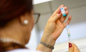 OMS: Jovens saudáveis podem ter que esperar até 2022 por vacina da Covid