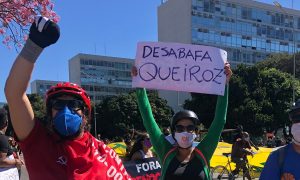 Manifestantes pedem “desabafa, Queiroz” em ato contra Bolsonaro