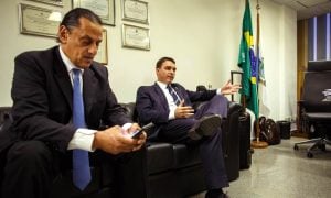 Flávio Bolsonaro anuncia que Frederick Wassef não é mais seu advogado