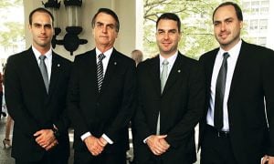 Carlos ignora operação contra Bolsonaro; Flávio e Eduardo falam em perseguição