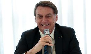 Infectado por coronavírus, Bolsonaro sai sem máscara e conversa com garis