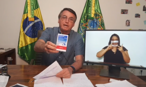 Após passear sem máscara, Bolsonaro diz que está “preso dentro de uma sala”