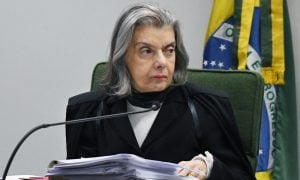 Cármen Lúcia exige que cidade em Goiás explique lei que proíbe trans de usarem banheiros
