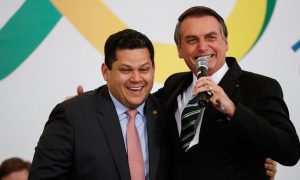 Mesmo com pandemia, aliados de Bolsonaro agem contra convocação do Congresso