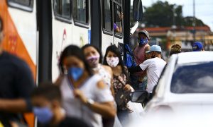 Situação da pandemia no Brasil pode piorar no verão, diz pesquisador