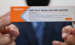 Após suspensão de testes, laboratório chinês diz confiar em sua vacina