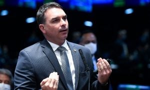 Flávio divulga data de retorno de Bolsonaro ao Brasil, mas apaga post