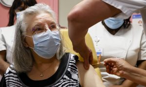 ‘Estou emocionada!’, diz primeira francesa a ser vacinada contra a Covid-19