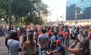 Multidão protesta contra fechamento do comércio em Manaus