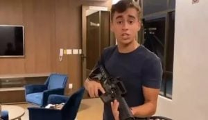 Vereador bolsonarista exibe fuzil e sugere arma como presente de Natal