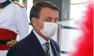 Em Cascavel, Bolsonaro ouve gritos de ‘fora, genocida’ e de ‘mito’