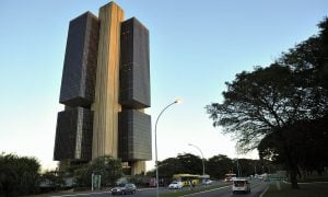 BC e mercado não deram um pio sobre o que Bolsonaro fez para se reeleger, diz presidenta do PT