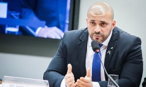 Partidos de oposição protocolam pedido de cassação de Daniel Silveira