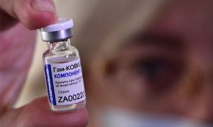 Após Anvisa facilitar aval a vacinas, governo diz que negocia 30 milhões de doses de Sputnik V e Covaxin