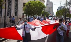 Peruanos vão às ruas da capital contra resultado do 1º turno
