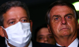 Senador protocola pedido de impeachment de Bolsonaro; há mais de 140 na gaveta de Lira