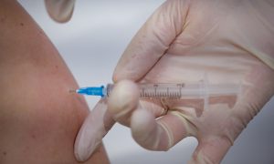 Covid-19: Oito capitais suspendem primeira dose da vacina por falta de imunizantes