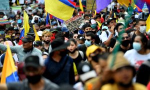 Colombianos voltam a protestar contra Duque, apesar de atos sangrentos