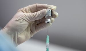 EUA autorizam reforços 'combinados' de vacinas contra a Covid