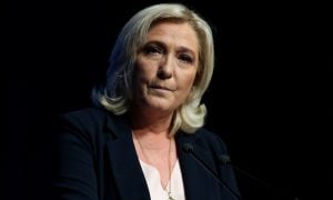 Líder da ultradireita na França é acusada de fraude
